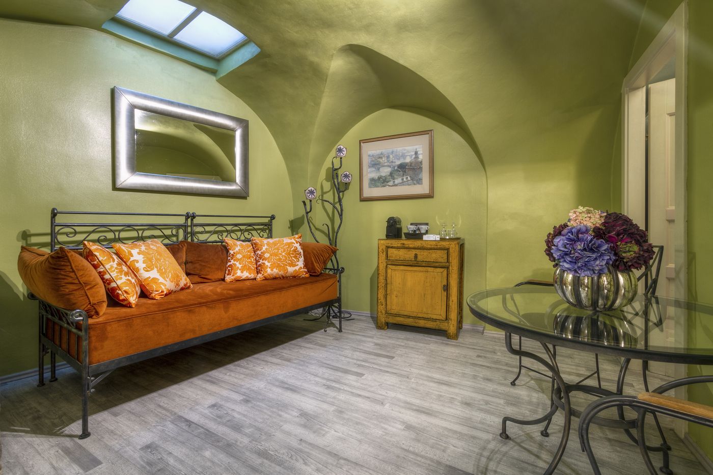 Black-Star-Suites-Room-1