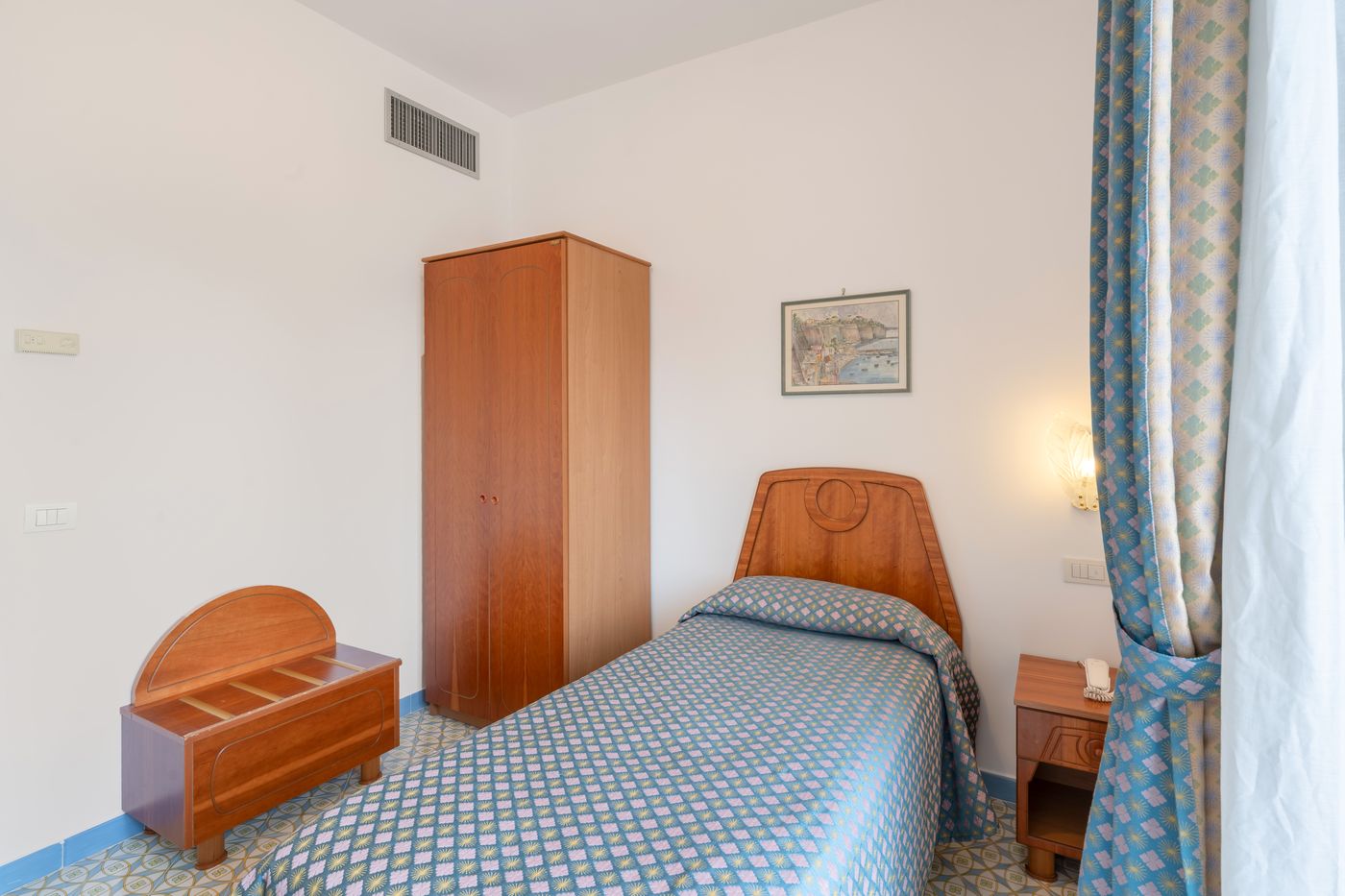 Eliseo-Park-s-Room-16