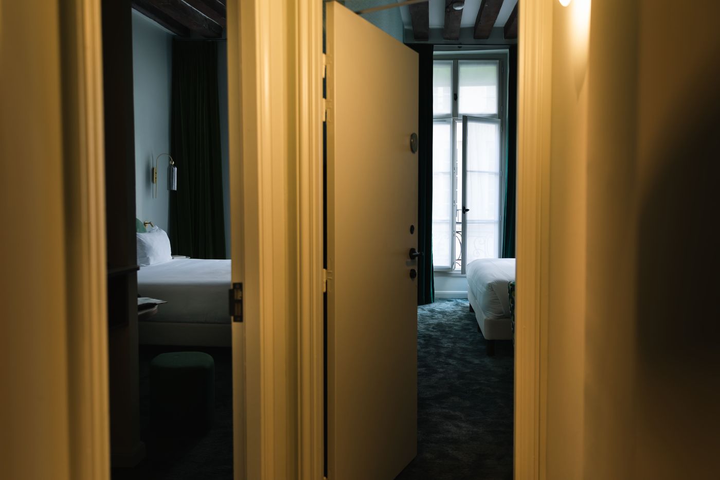 Hotel-L-de-Lutece-Room-42