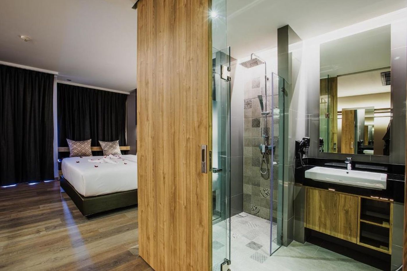 Rak-Elegant-Hotel-Patong-Room-24