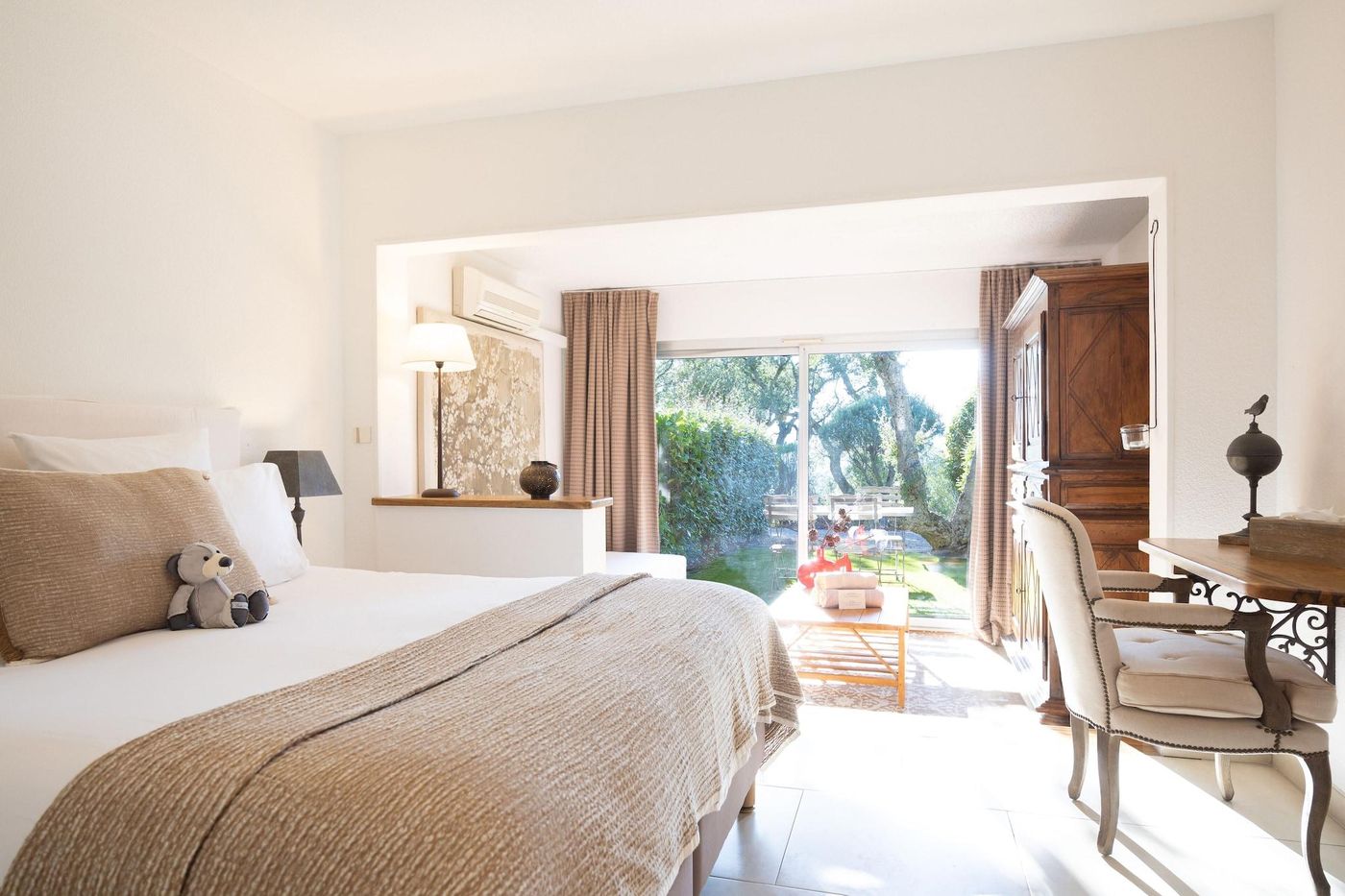 Font-Mourier-Hotel-Room-26