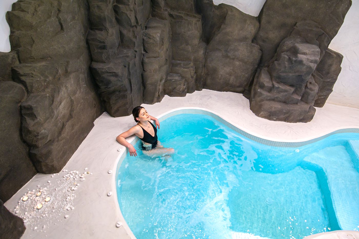 Acroterra-Rosa-Luxury-Suites-Sports-and-Entertainment-37