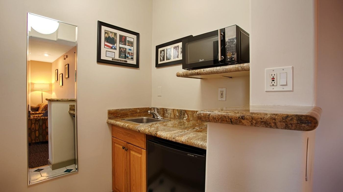 Best-Western-Plus-Hollywood-Hills-Room-44