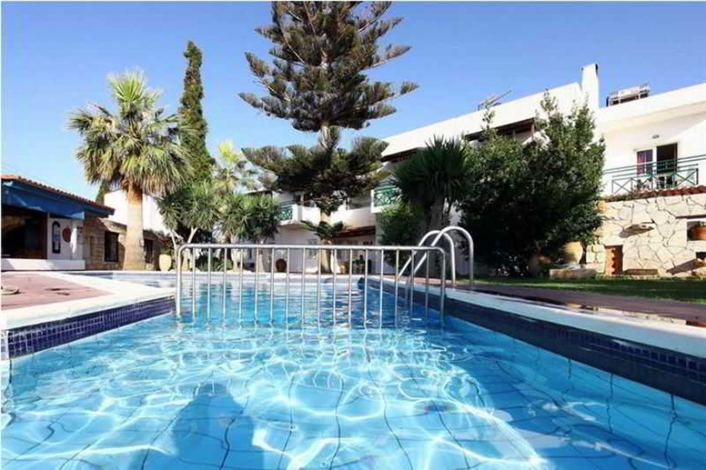 Classic-Apartments-Pool-3