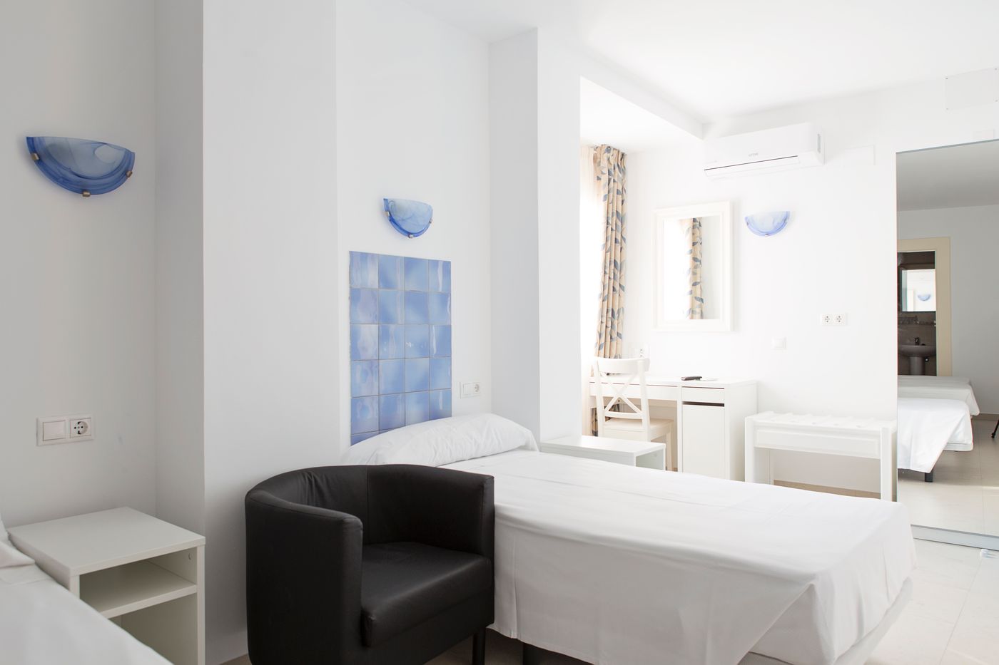 Malaga-Hotel-Eliseos-Room-11