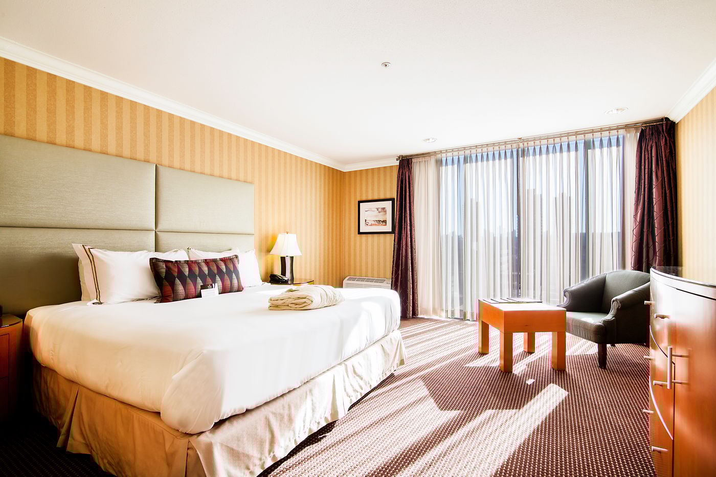 Executive-Suites-Hotel-Metro-Vancouver-Burnaby-Room-12
