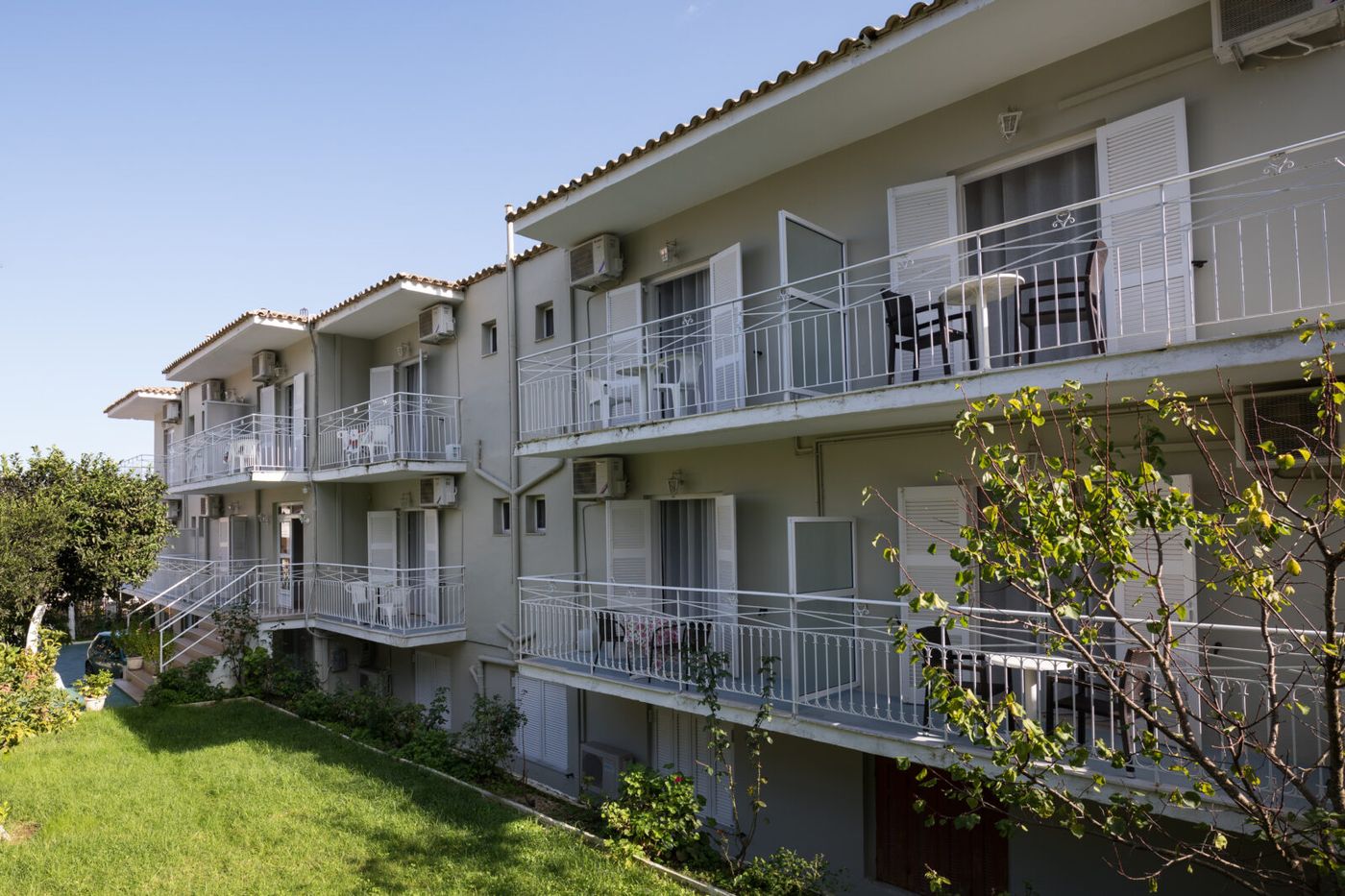 Bella Vista Hotel & Studios