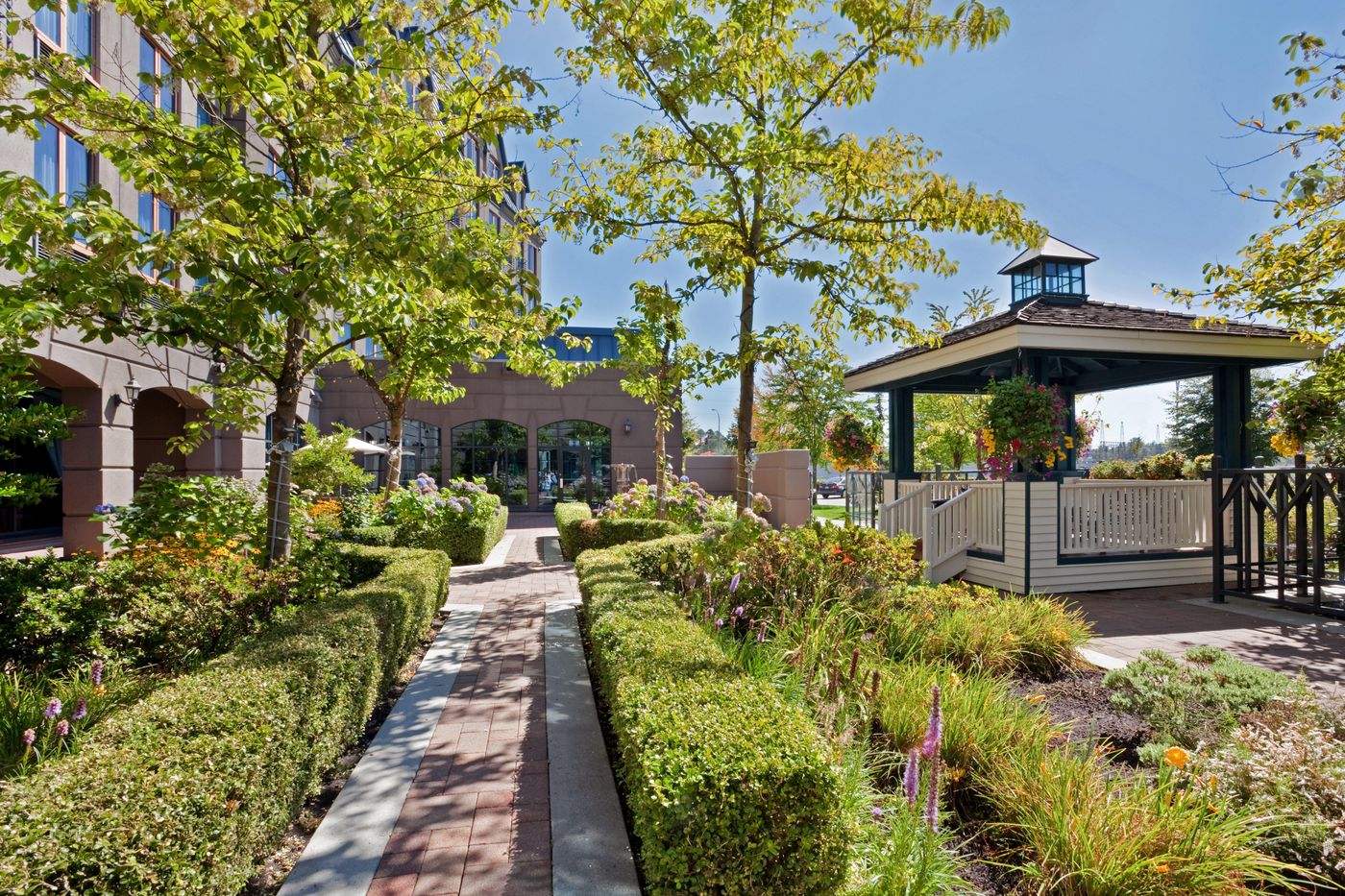 Holiday-Inn---Suites-North-Vancouver-Lobby-39