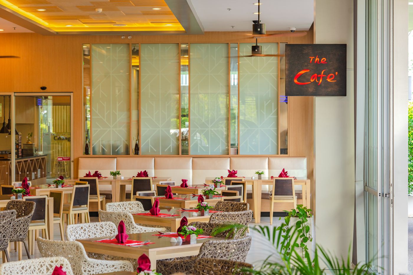 Ramada-By-Wyndham-Phuket-Deevana-Restaurant-58