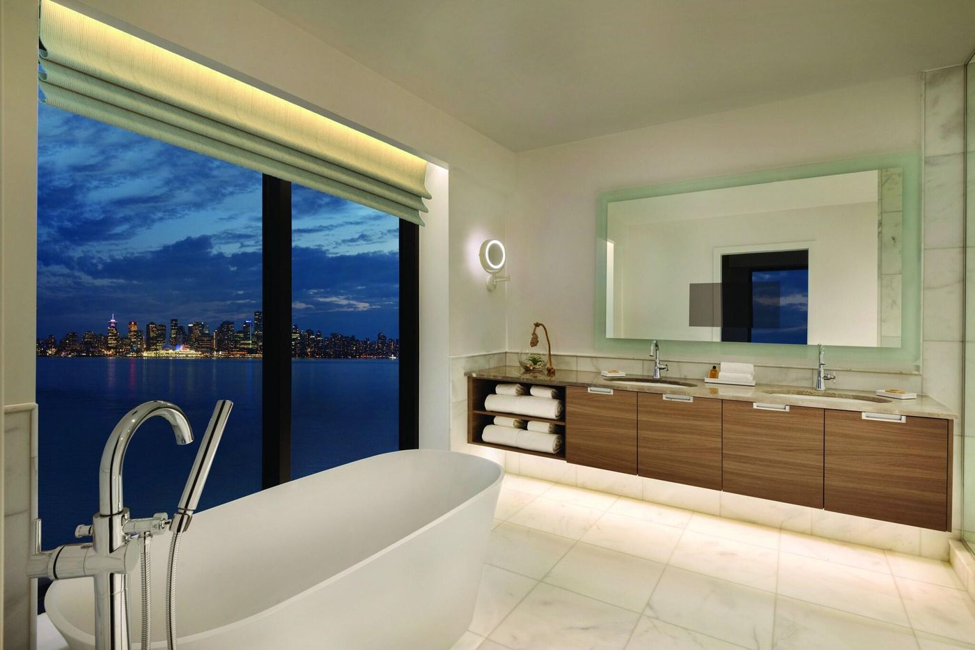 Seaside-Hotel-North-Vancouver-Room-21