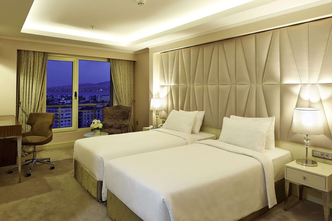 DoubleTree-By-Hilton-Izmir-Alsancak-Room-8