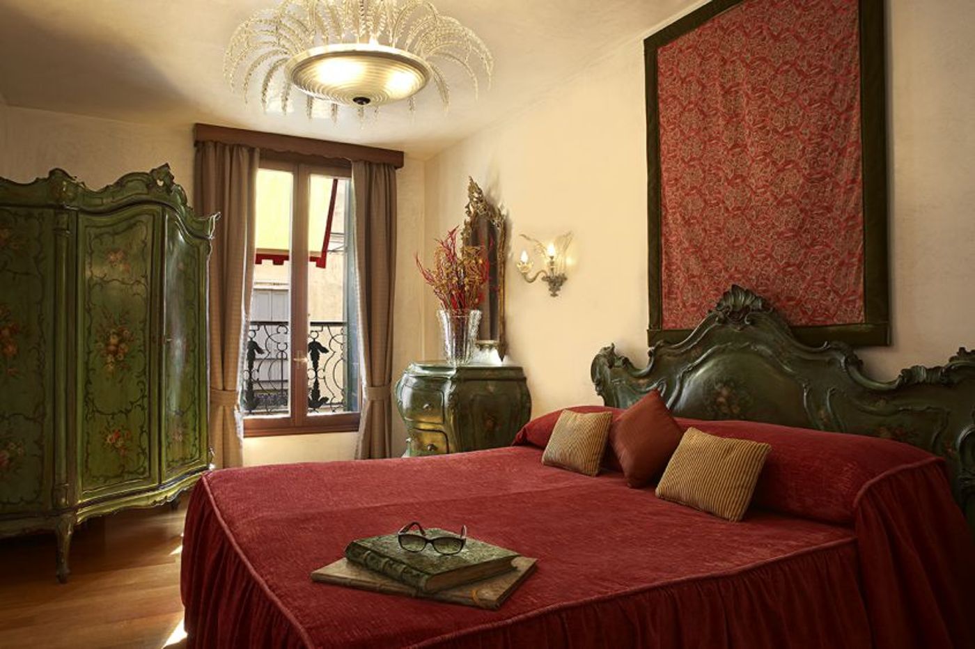 Saturnia---International-Room-33