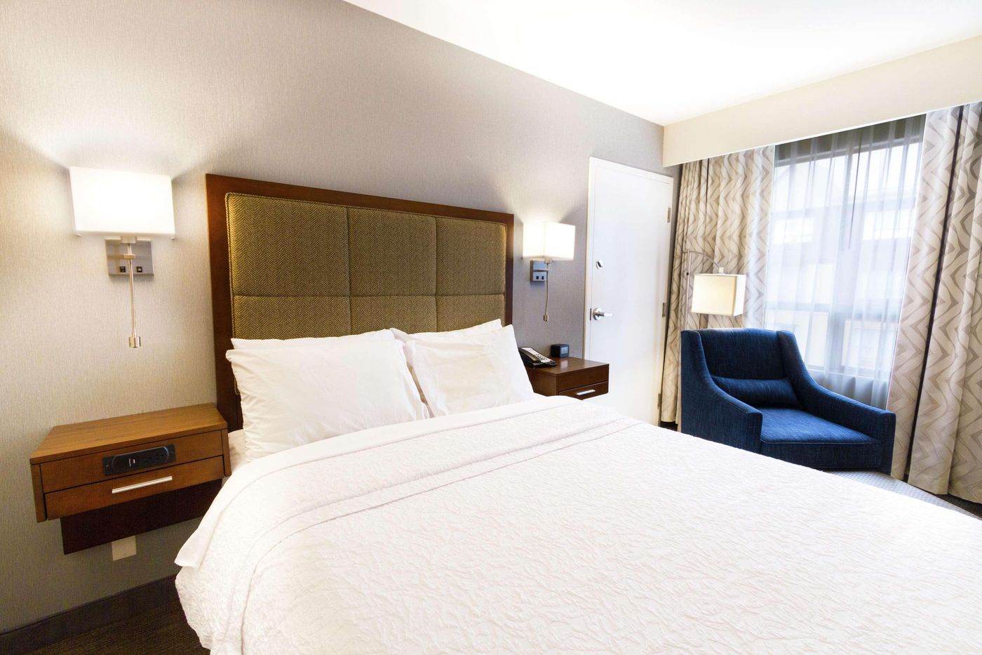 Hampton-Inn-by-Hilton-Vancouver-Airport-Room-10