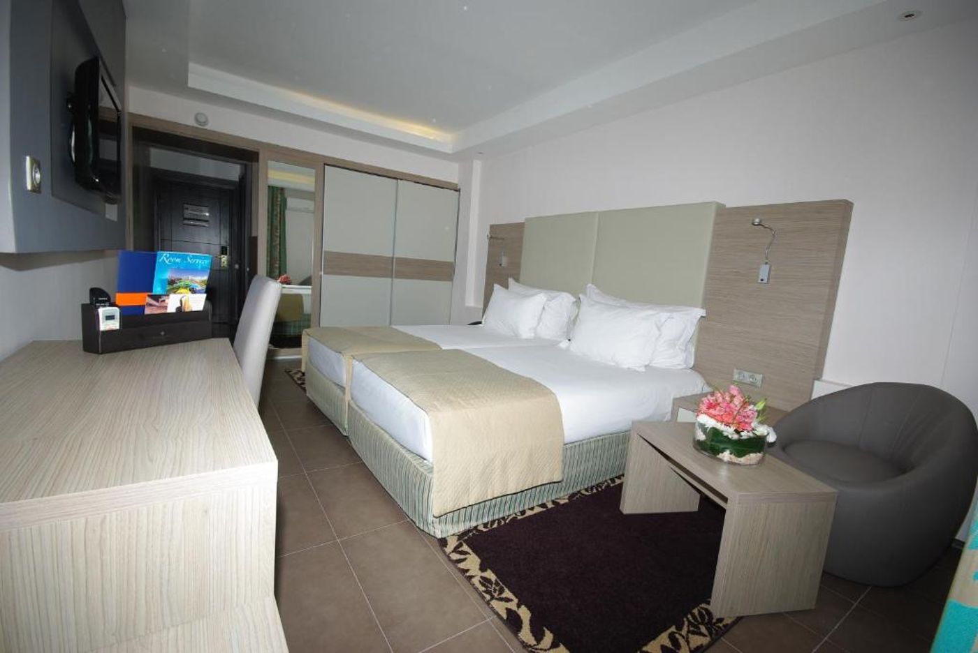 Atlas-Amadil-Beach-Aqua-Sun-Room-40