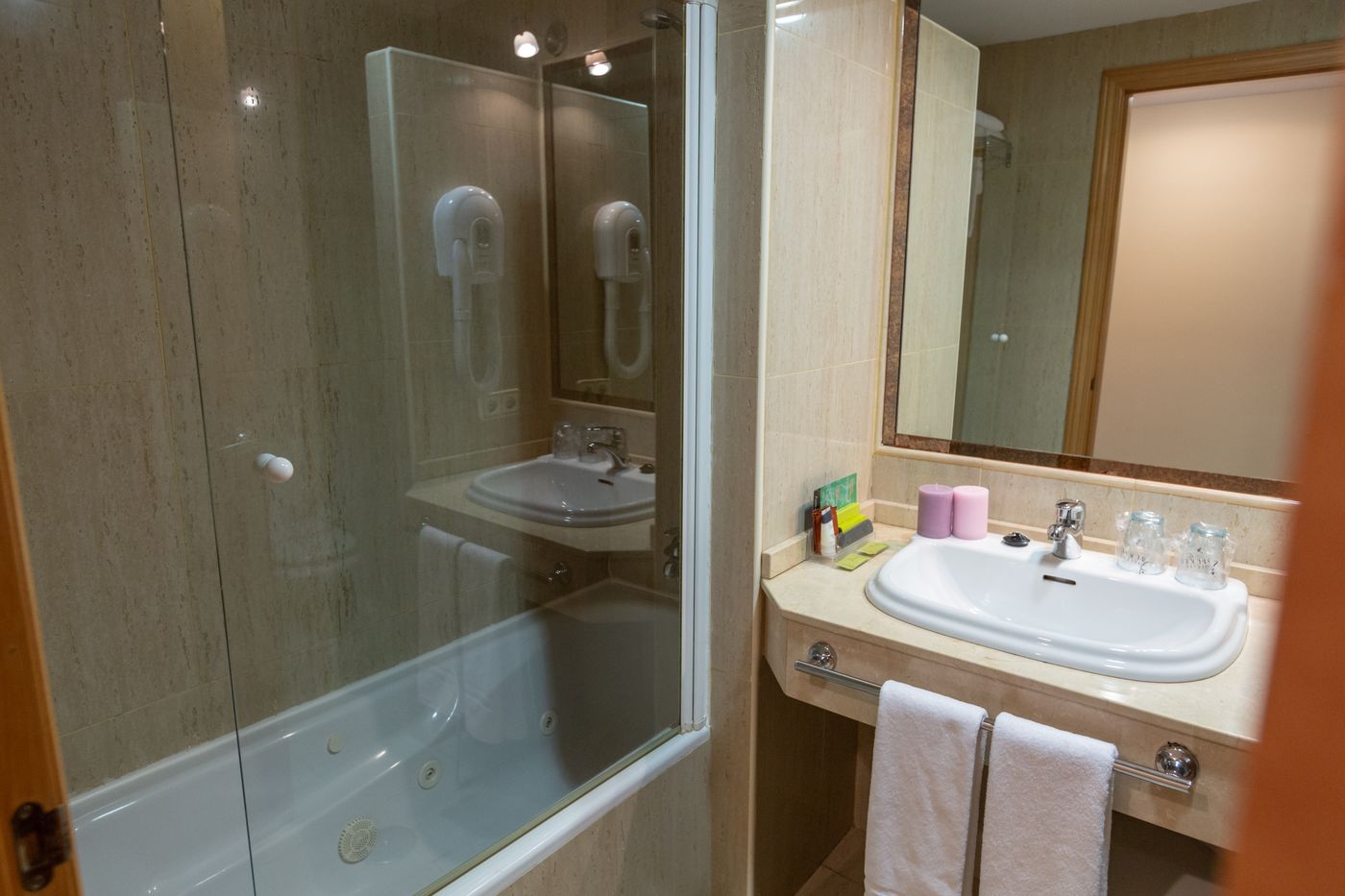 Ciudad de Cangas de Onis-Spain-CANGAS DE ONIS-Room-9