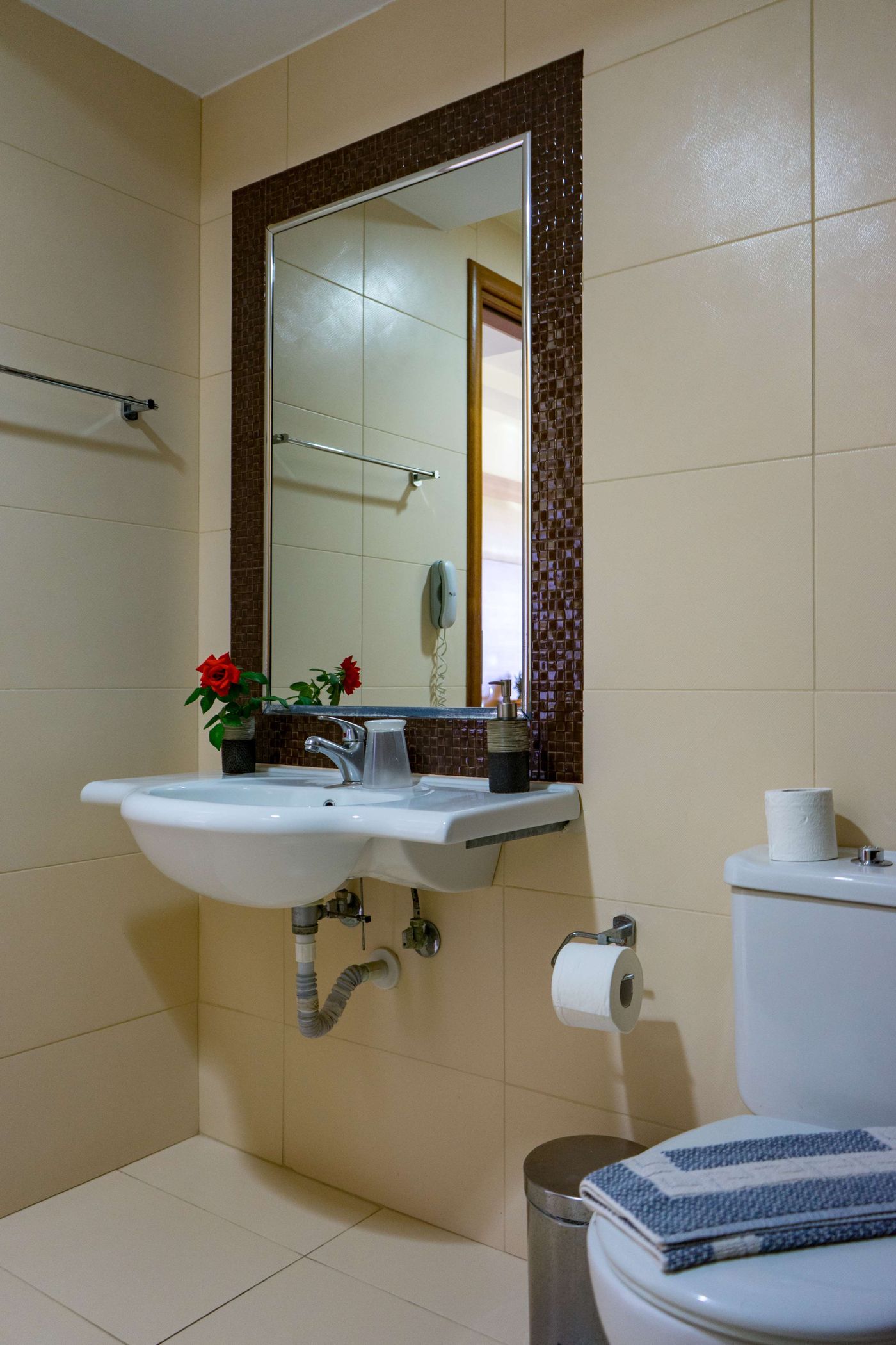 Stamos-Hotel-Room-41