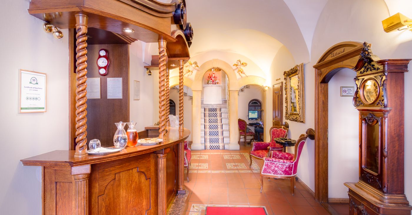 The-King-Charles-Lobby-4