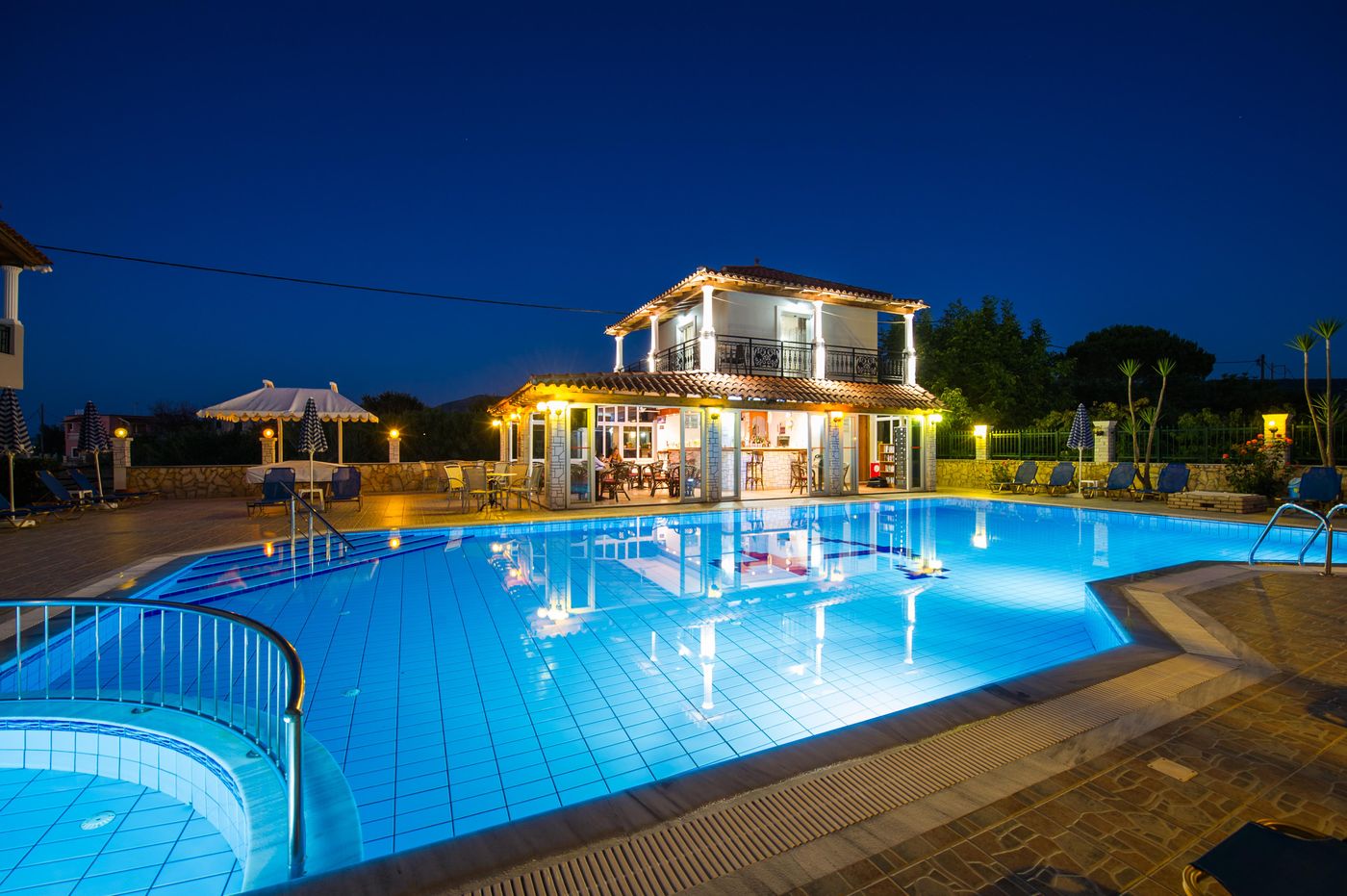 Makis Studios & Apartments