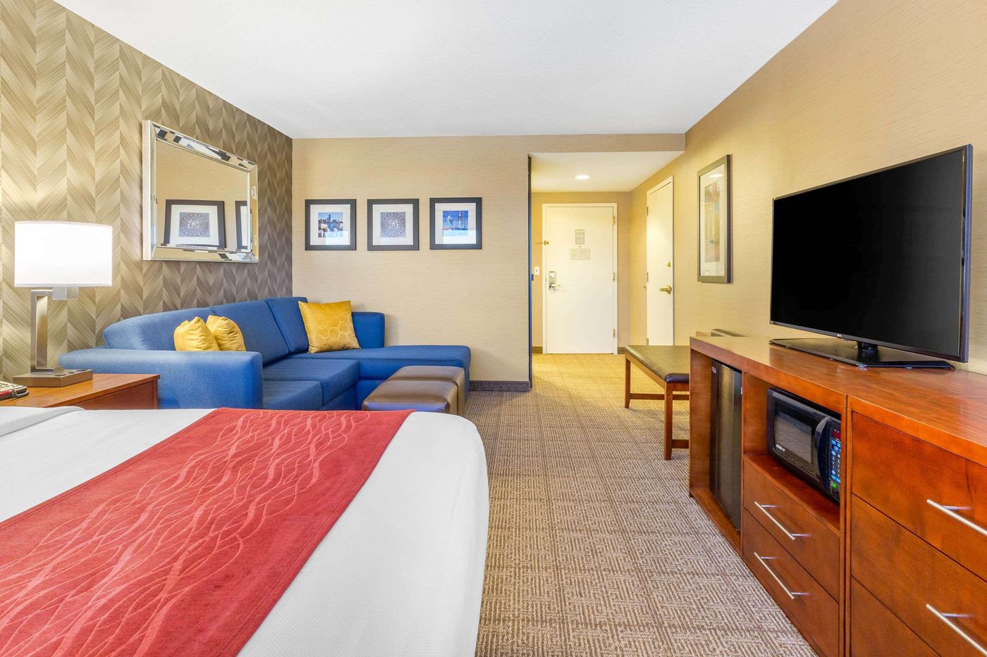 Comfort-Inn---Suites-Logan-Airport-Room-9