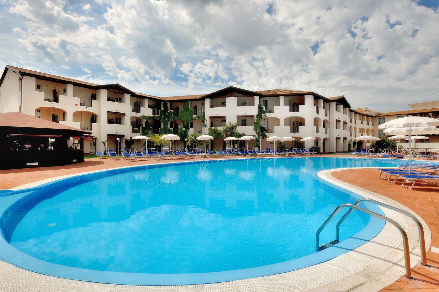 Cala-della-Torre-Pool-2