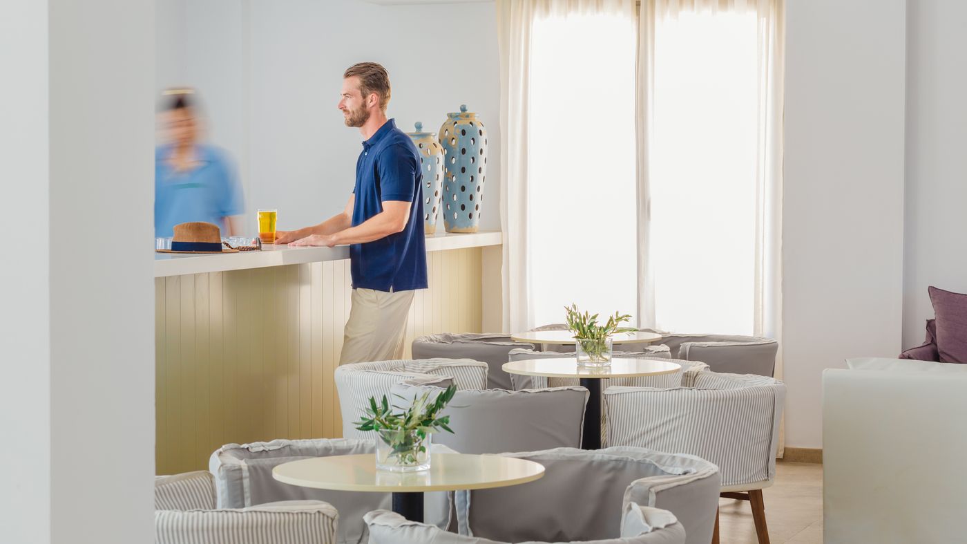 Louis-St-Elias-Resort---Waterpark-Bar-64