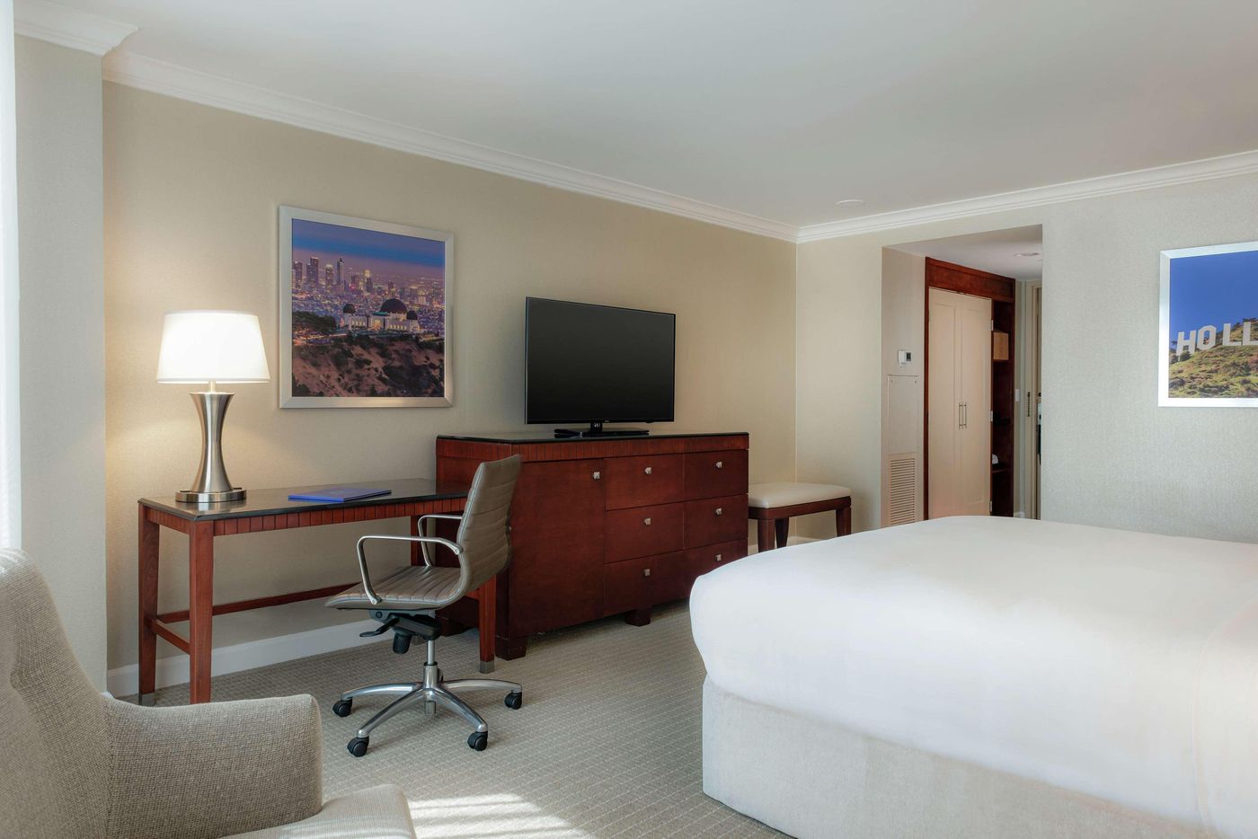 Hilton-Los-Angeles-Universal-City-Room-20