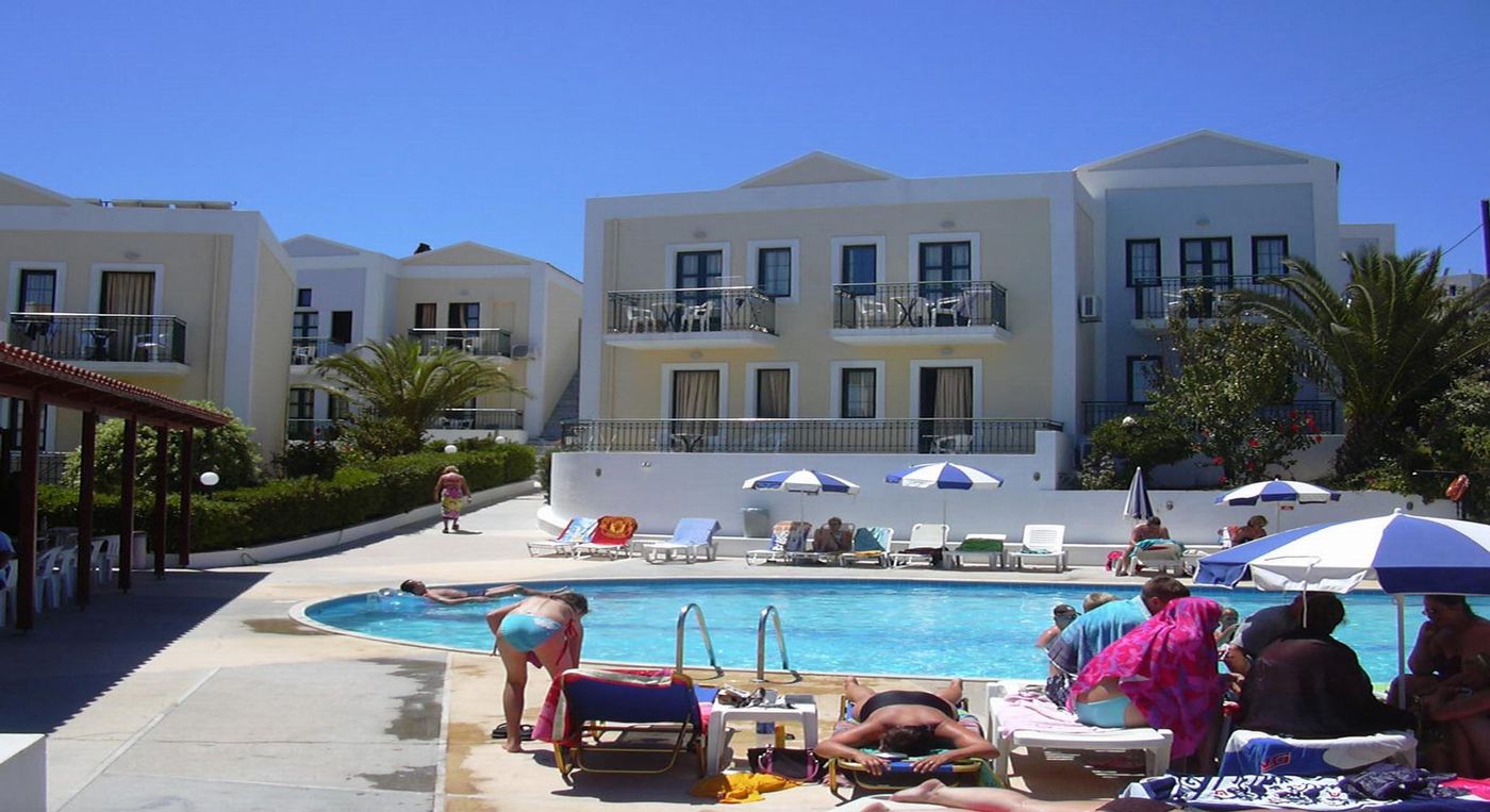 Camari-Gardens-Apartments-Pool-6