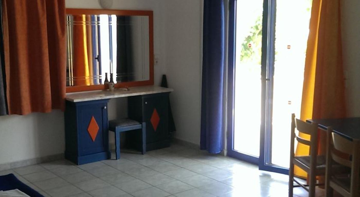 Leonidas Studios & Apartments