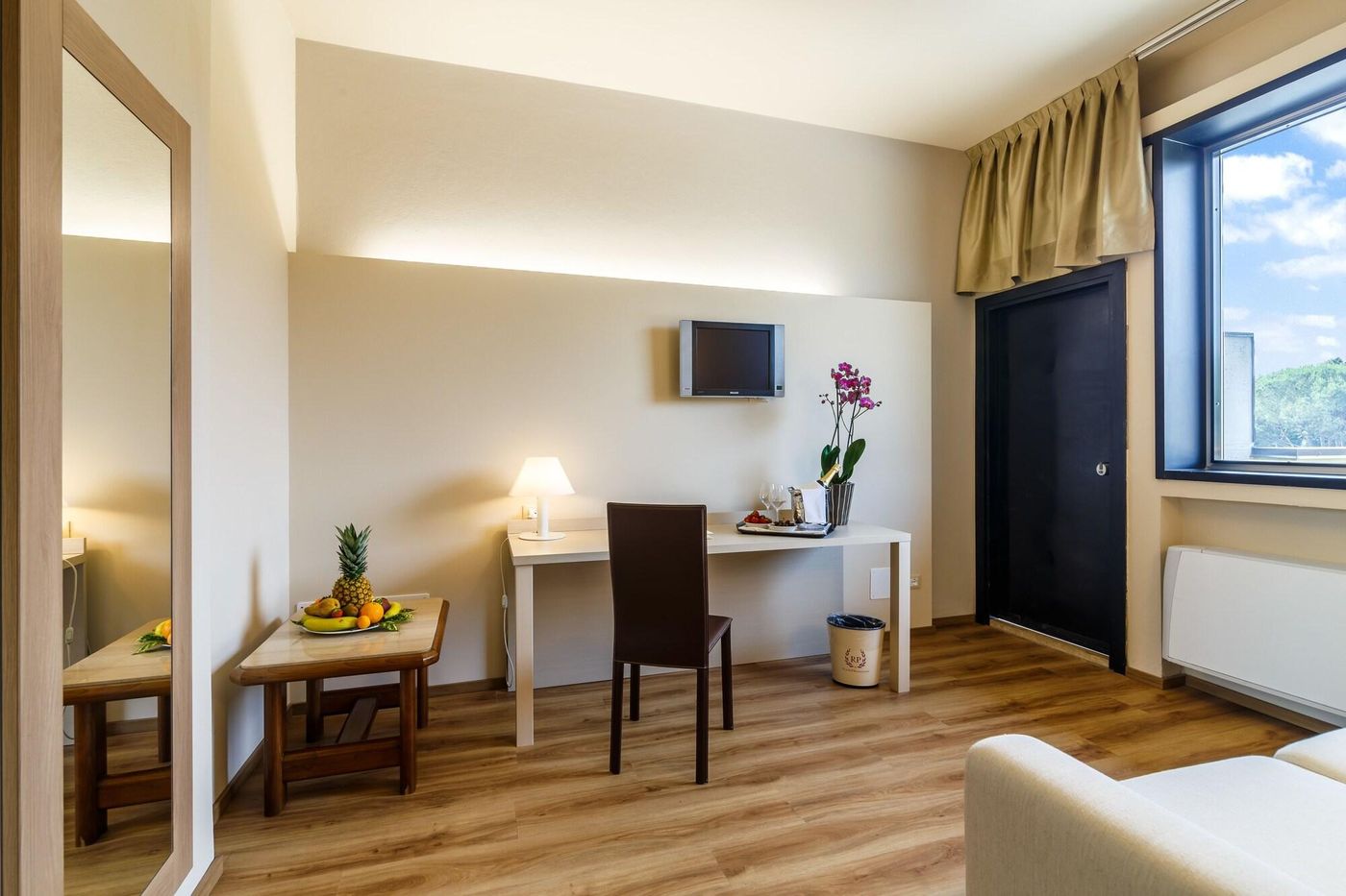 Country-Club-Room-14