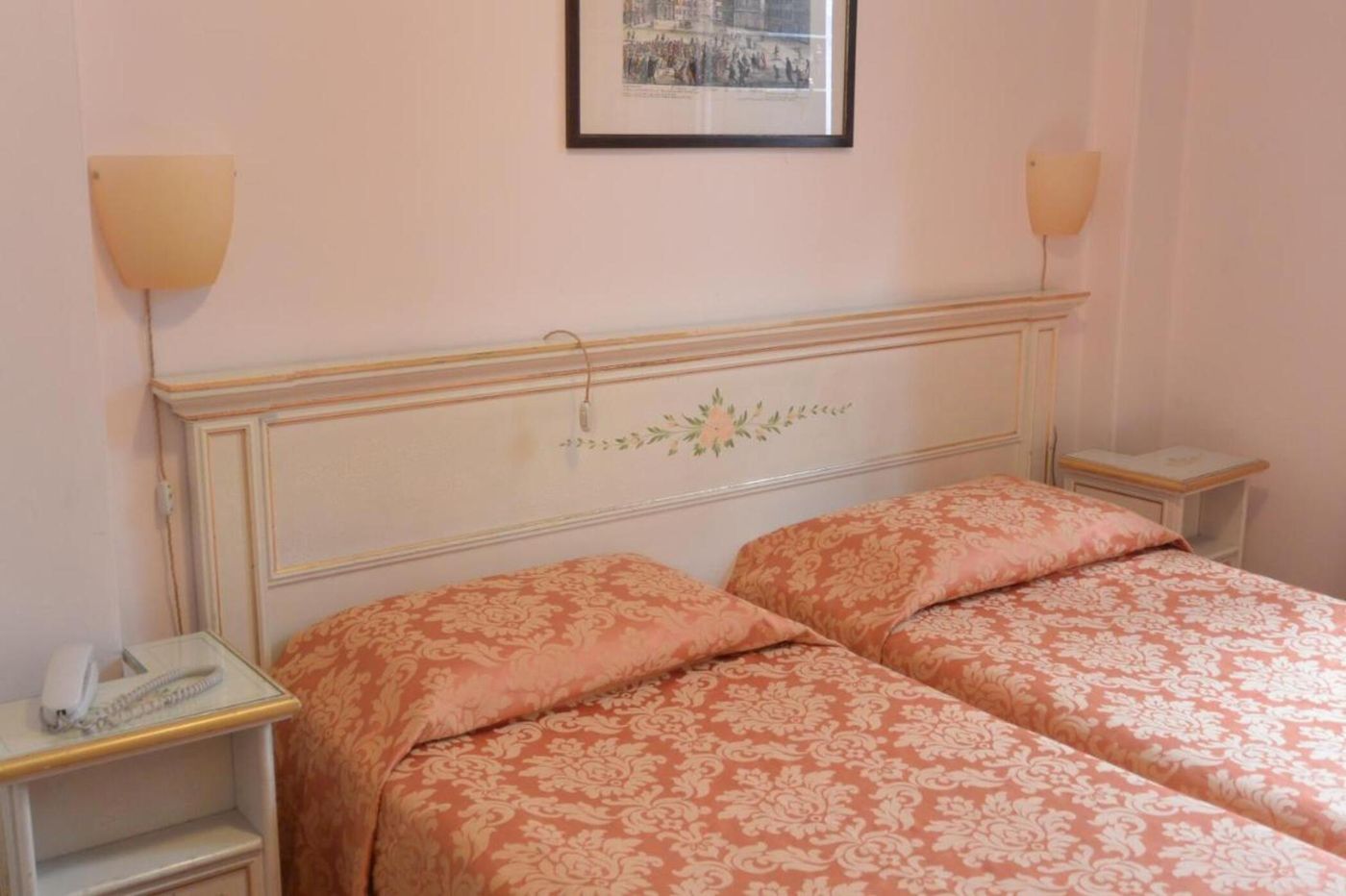 Ambassador-Tre-Rose-Room-14