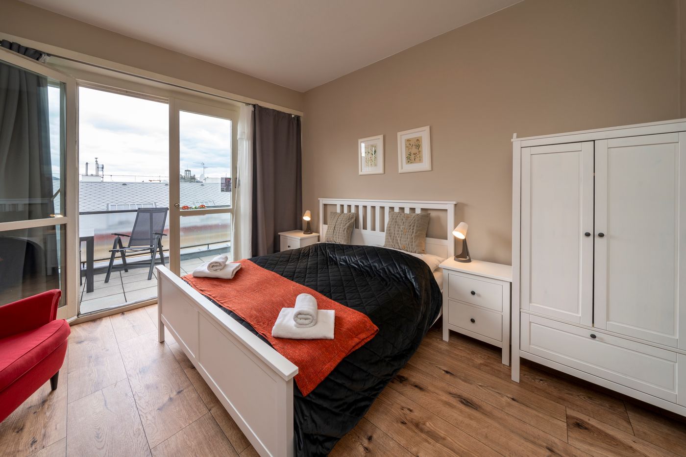 Apple-Apartments-Room-11