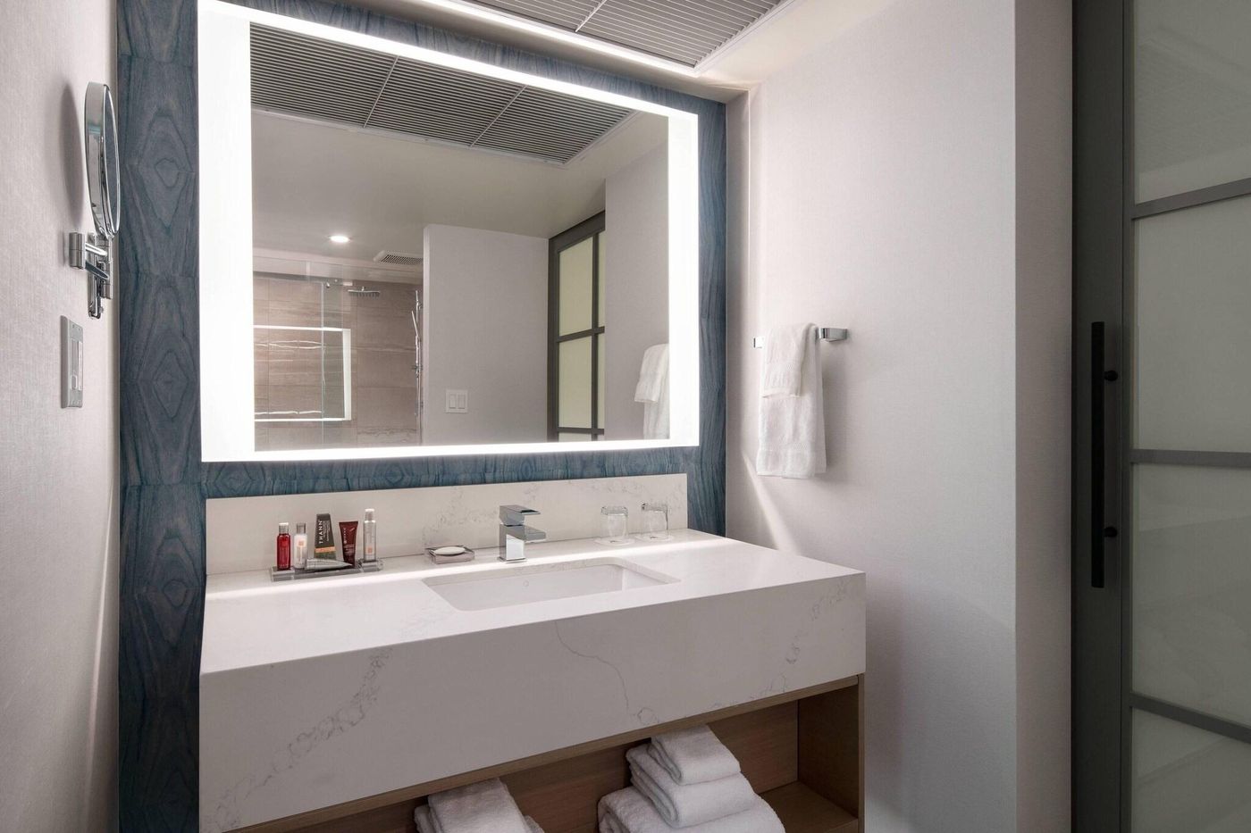 Vancouver-Airport-Marriott-Hotel-Room-29