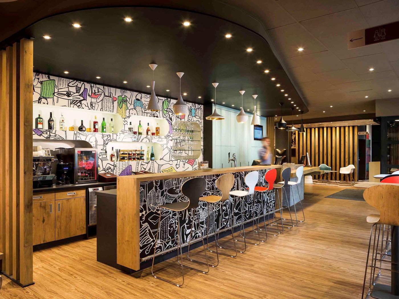 Ibis-Hotel-Heroes-Square-Bar-7