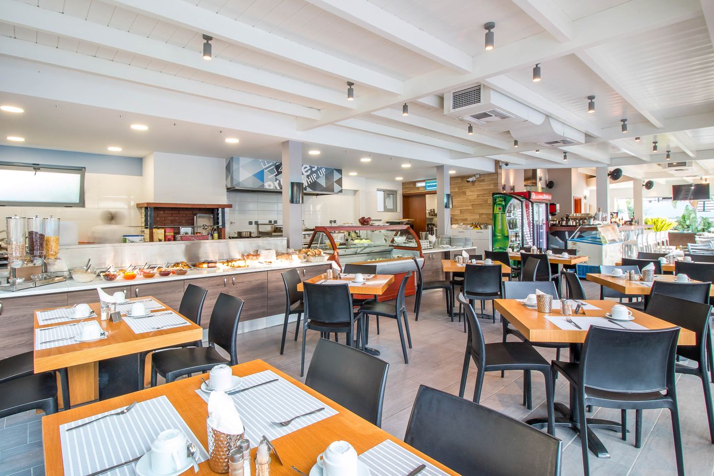 Sunny-Days-Apartments-Bar-54