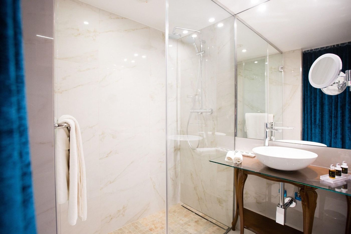 Mystery-Hotel-Budapest-Room-45