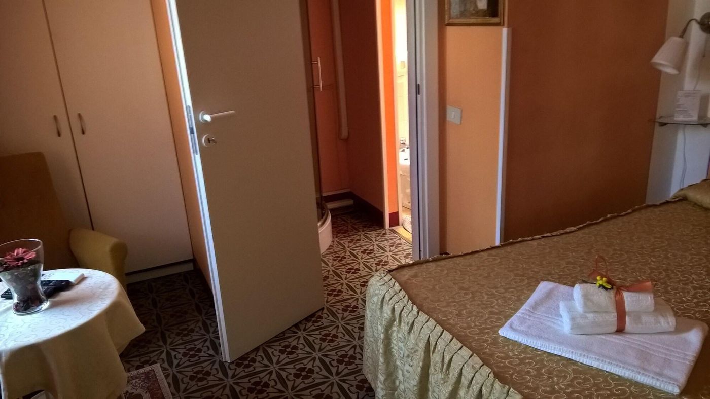 B---B-La-Mimosa-Room-19