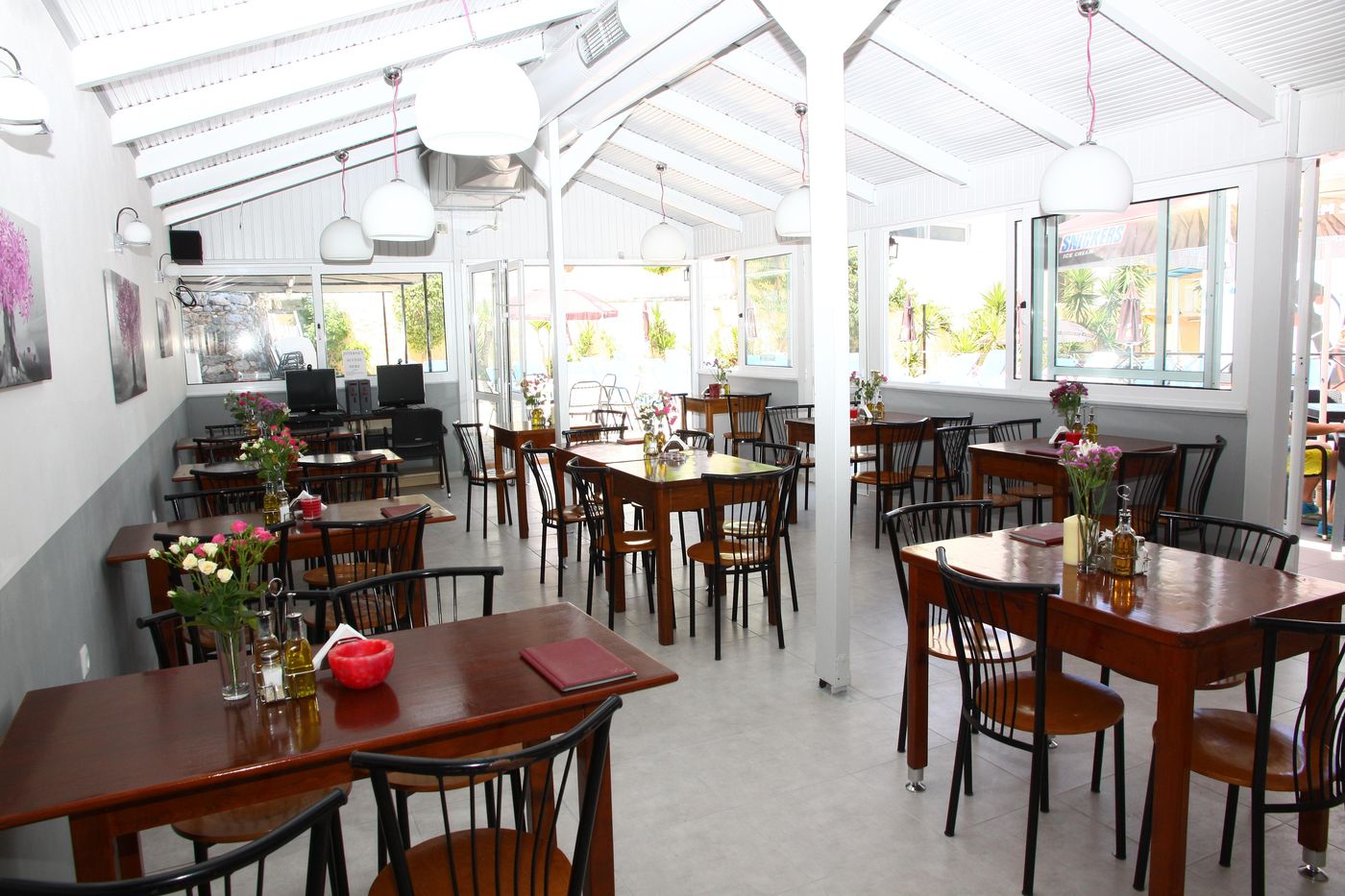 Happy-Days-Studios-Restaurant-49