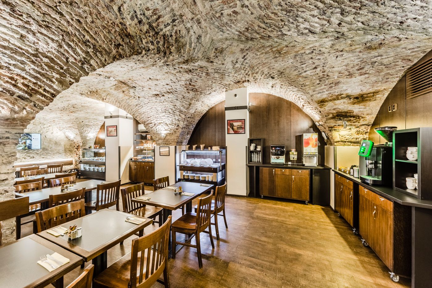 Archibald-at-the-Charles-Bridge-General-view-37