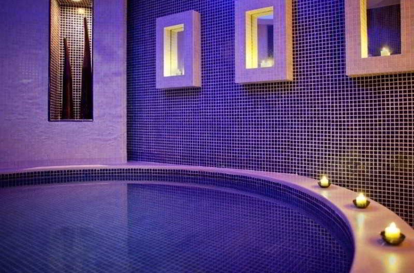 Jumeirah-Emirates-Towers-Pool-95