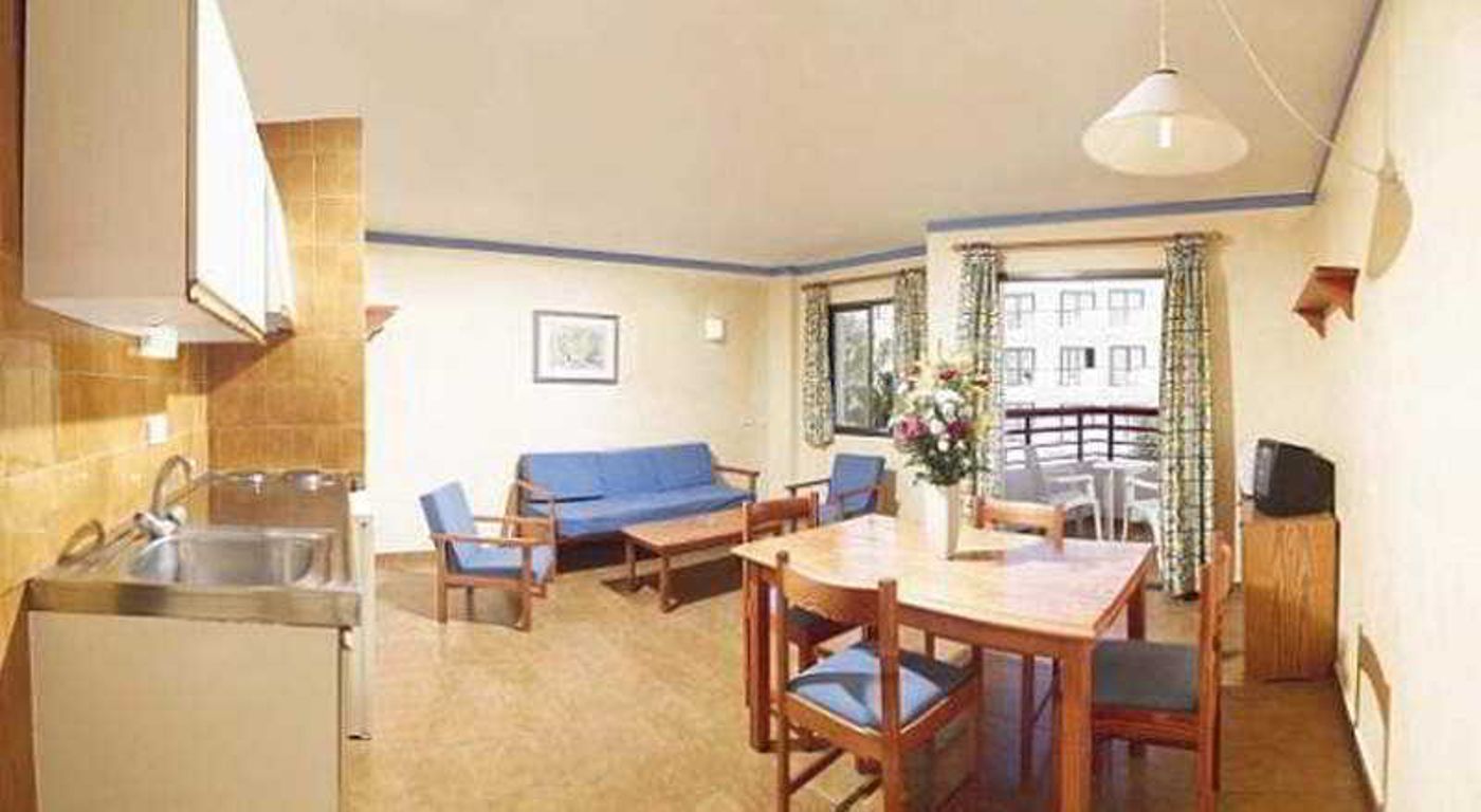 Apartamentos-Xaloc-Ibiza-Room-11