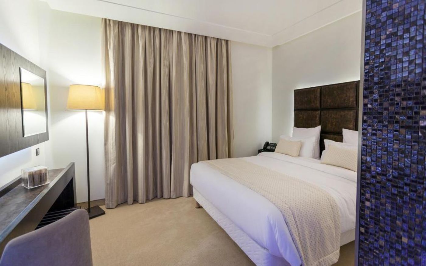 Business-Hotel-Room-5