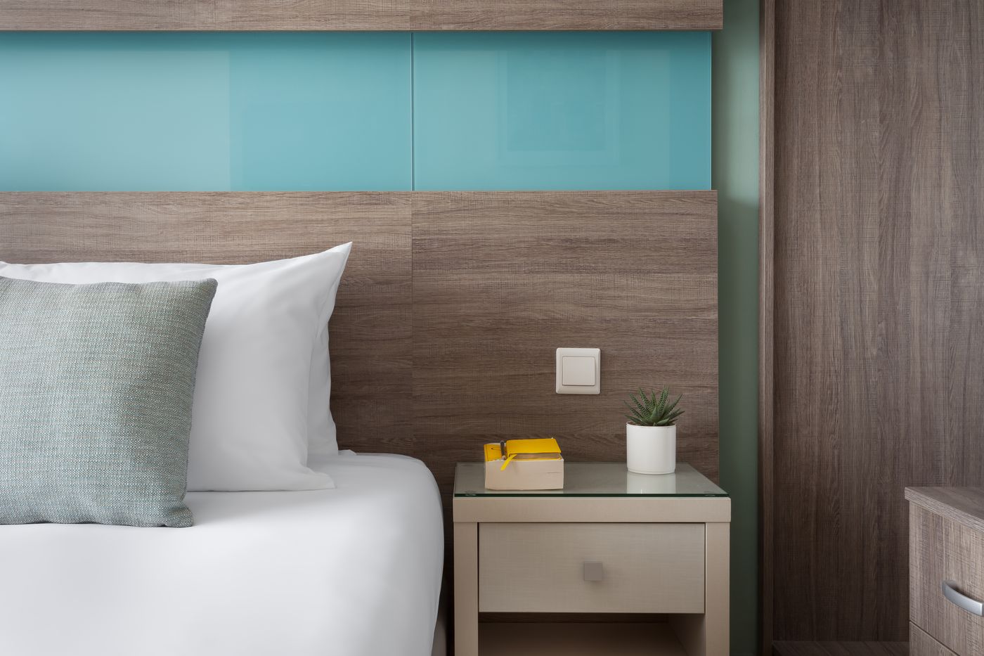 Hotel-115-The-Strand-Hotel-and-Suites-Room-24