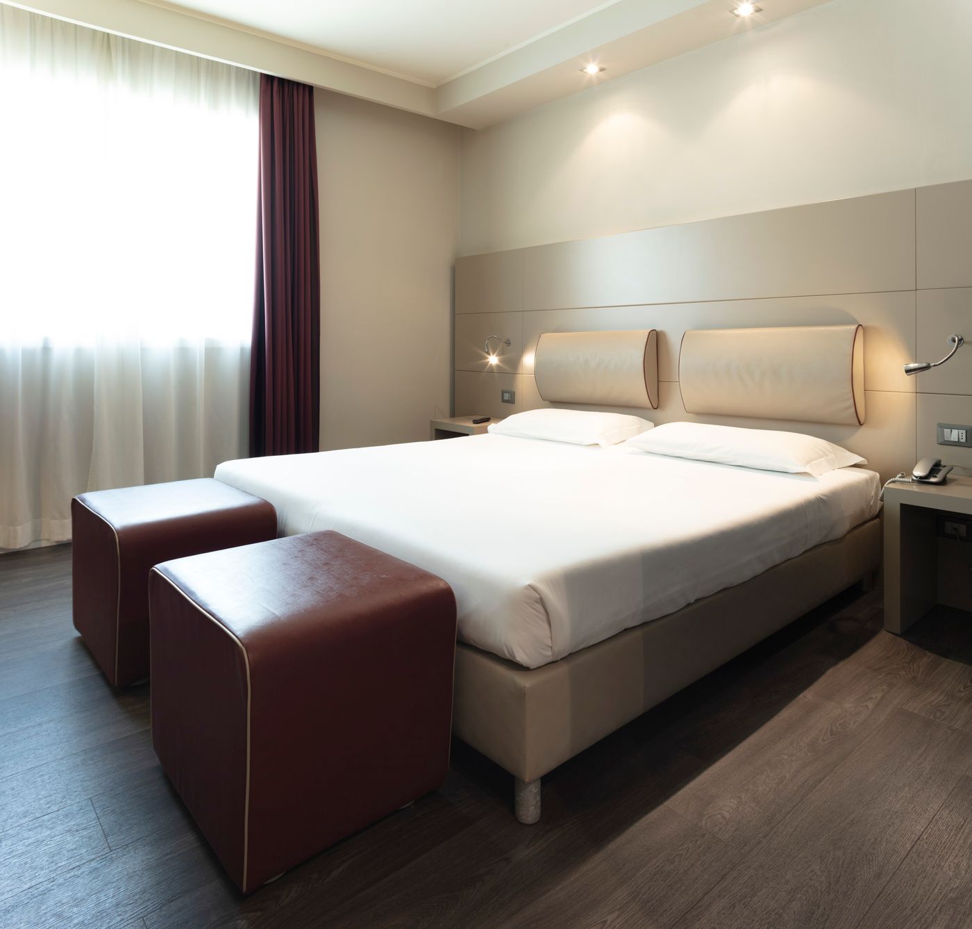 Smart-Hotel-Holiday-Room-22