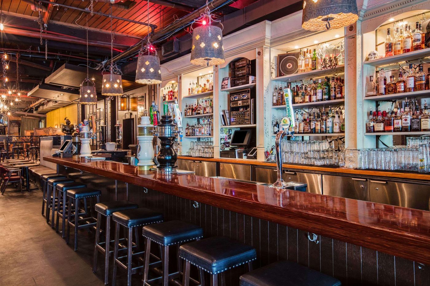 Quality-Inn---Suites-Downtown-Vancouver-Bar-12