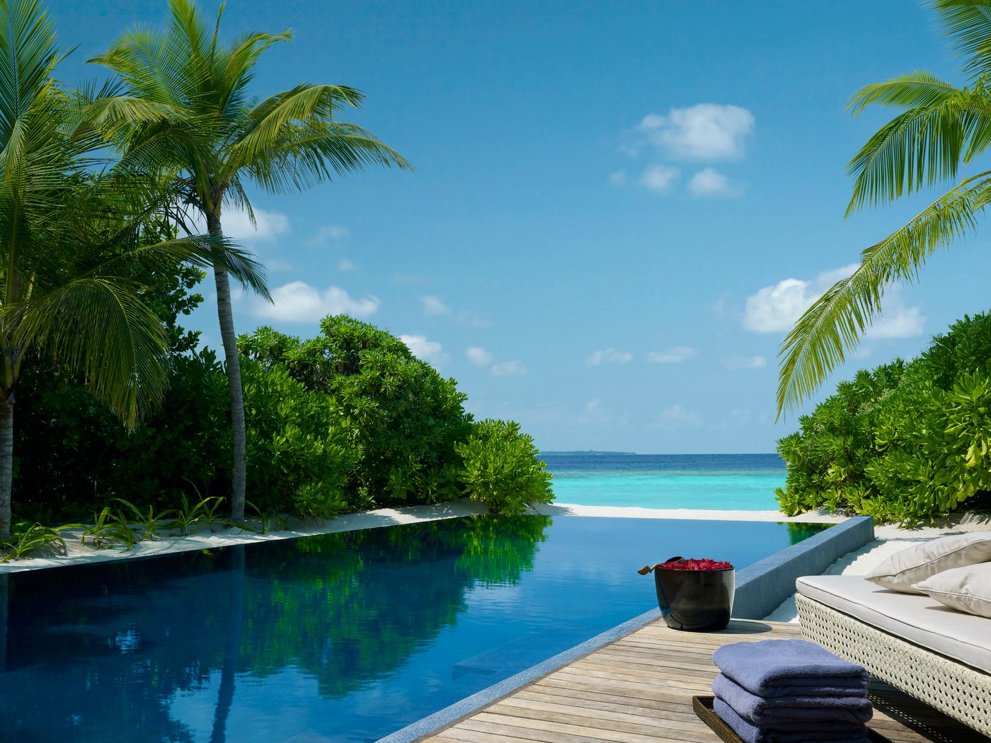 Dusit Thani Maldives 01