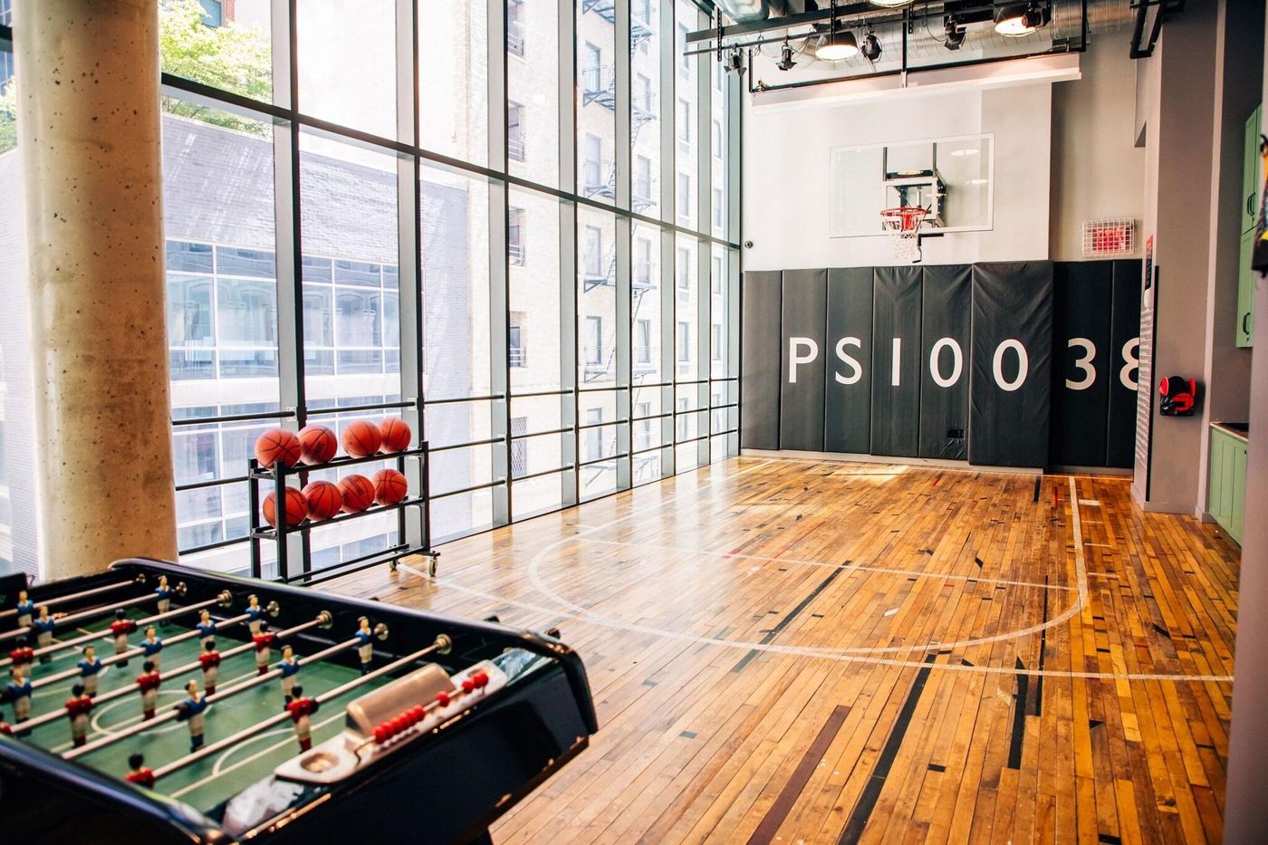 Moxy-NYC-Downtown-Sports-and-Entertainment-58