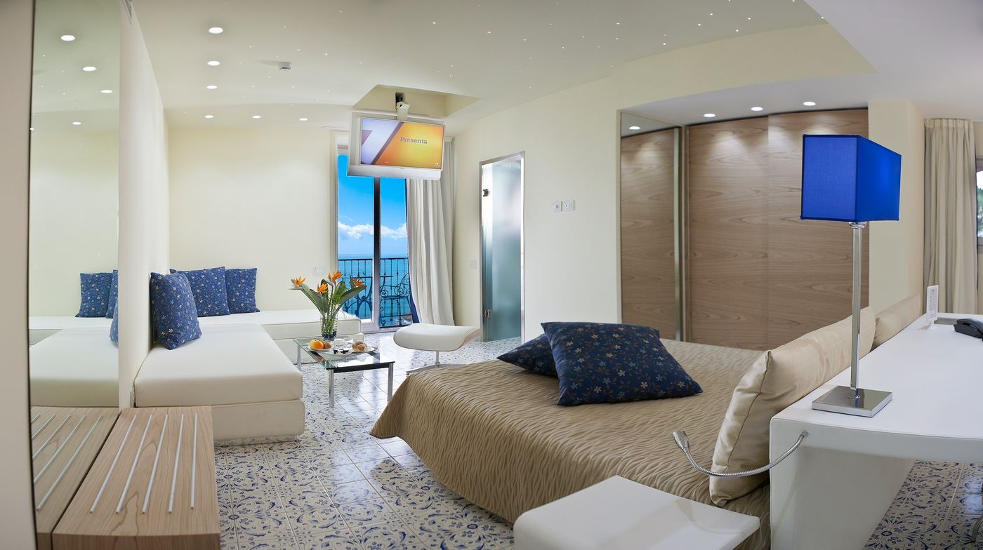 Lloyd-s-Baia-Room-30