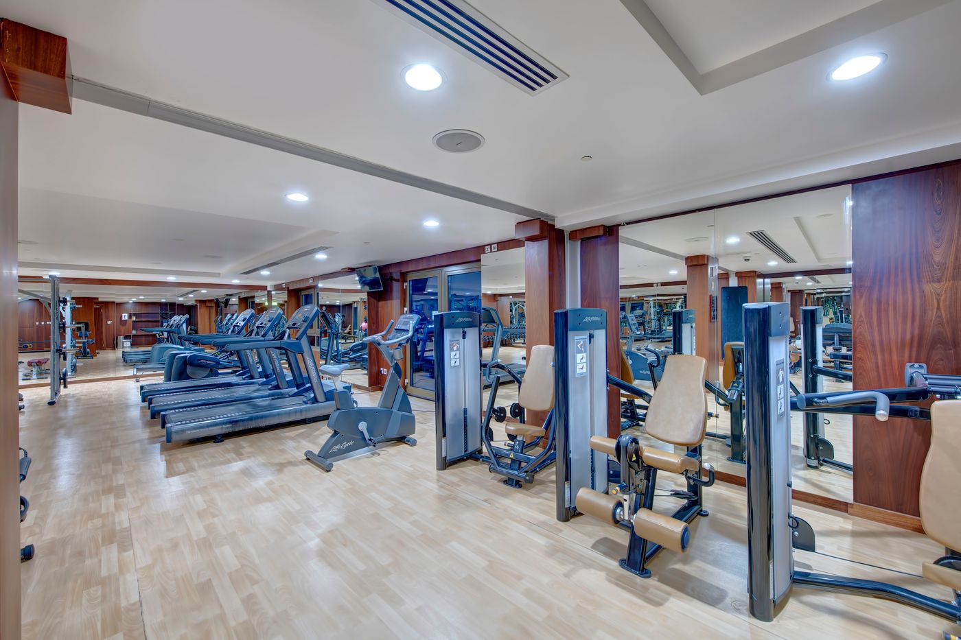 Metropolitan-Hotel-on-Sheikh-Zayed-Road-Dubai-Sports-and-Entertainment-90