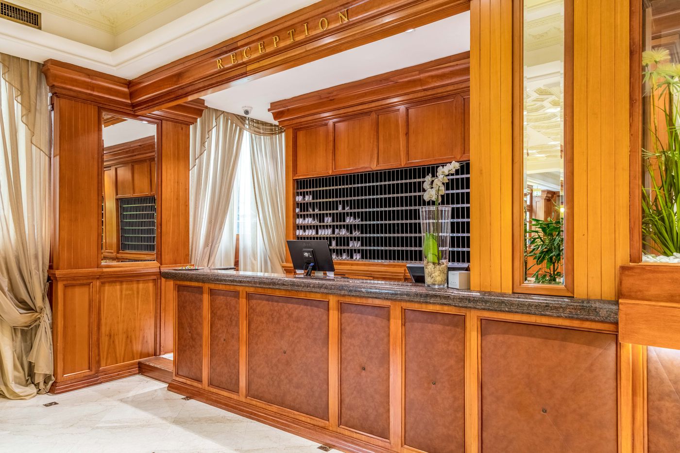 Radisson-Blu-Ghr-Hotel-Rome-Lobby-14