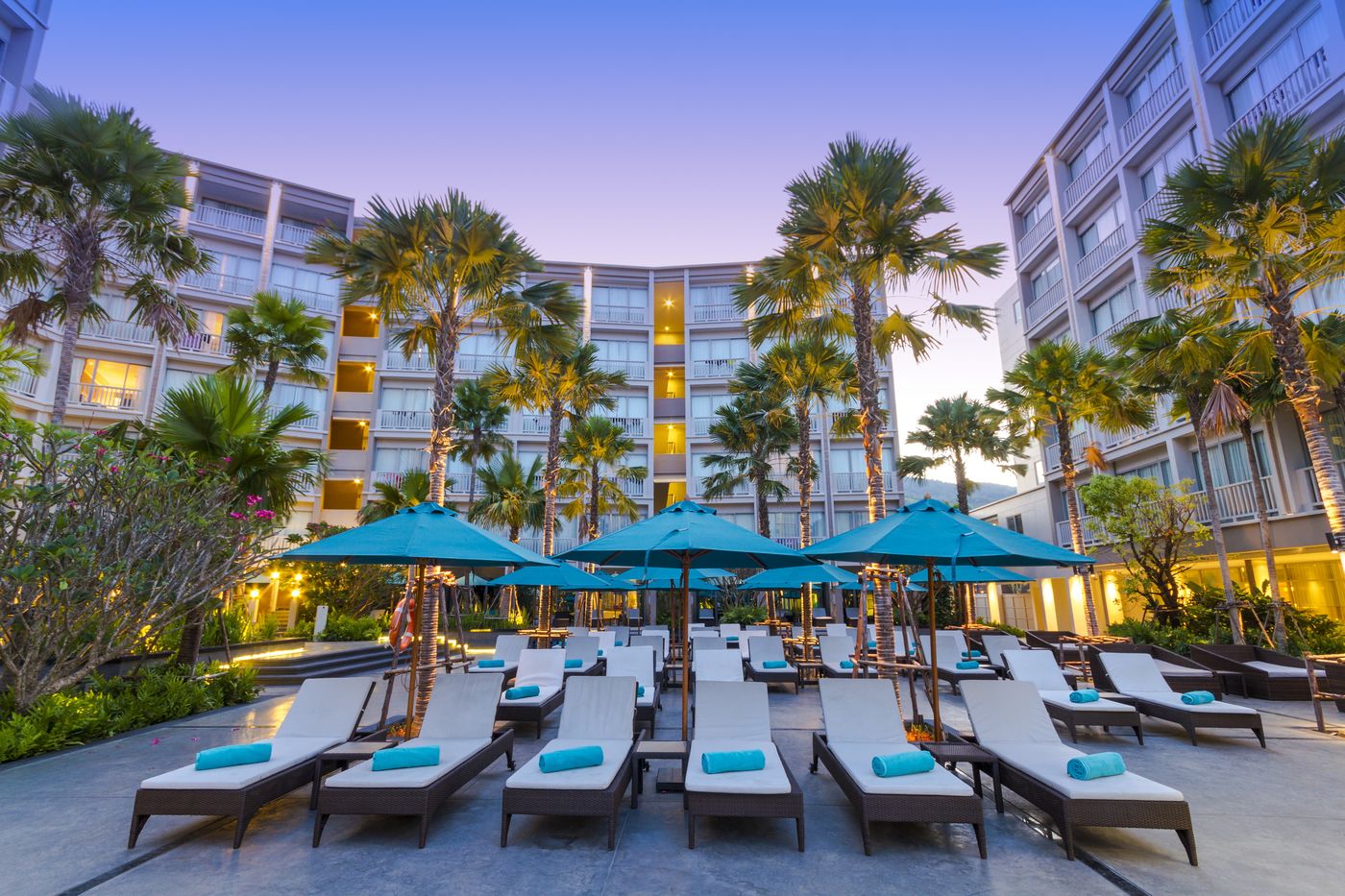 Grand-Mercure-Phuket-Patong-Pool-10